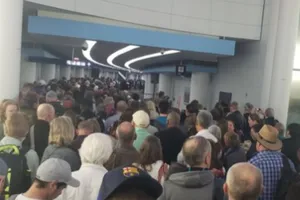  Hàng ngàn người tập trung tại sân bay quốc tế O’Hare ở TP Chicago, bang Illinois (Mỹ). Ảnh: TWITTER