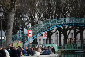 Người dân tập trung tại các bờ kênh đào Saint-Martin ở Paris (Pháp) hôm 25-3 khi các nhà hàng, tiệm cà phê đóng cửa do dịch COVID-19. Ảnh: AFP