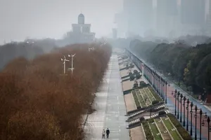 Hai người dân đi bộ qua công viên Jiangtan vắng vẻ hôm 2-1 ở Vũ Hán, tỉnh Hồ Bắc của Trung Quốc. Ảnh: GETTY IMAGES