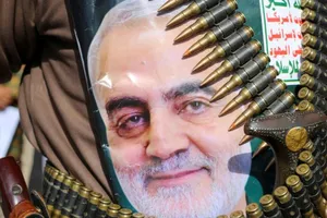 Một người ủng hộ phong trào Houthi gắn chân dung ông Soleimani lên thắt lưng của mình. Ảnh: REUTERS