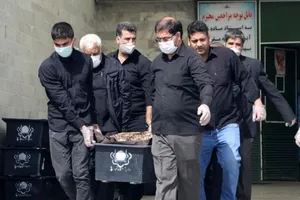 Một cỗ quan tài của bệnh nhân COVID-19 được khiêng đi tại nghĩa trang Beheshte Masoumeh ở TP Qom (Iran).