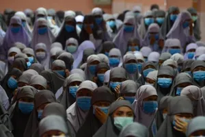 Nữ sinh của Trường dòng Hồi giáo Attarkiah đeo khẩu trang tại một buổi lễ ở tỉnh Narathiwat, Thái Lan. Ảnh: CNN