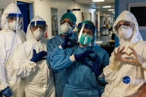 Một nhóm y tá đeo khẩu trang và đồ bảo hộ tại bệnh viện Cremona, đông nam Milan thuộc vùng Lombardy của Ý