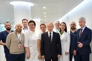 Tổng thống Nga Putin tại bệnh viện điều trị bệnh nhân COVID-19 ở Kommunarka hôm 24-3.