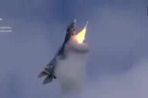 Ảnh cắt từ video Su-57 phóng tên lửa.