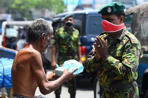 Cảnh sát Sri Landa cung cấp thức ăn cho người vô gia cư giữa lúc nước này phát lệnh giới nghiêm toàn quốc ngăn COVID-19. Ảnh: AFP