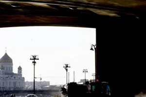 Khử trùng xung quanh nhà thờ Chúa cứu thế ở Moscow (Nga).