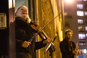 Những nghệ sĩ biểu diễn đường phố không đeo khẩu trang trên các con đường ở Paris (Pháp)