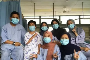 1 bác sĩ Malaysia cùng vợ và năm đứa con bị nhiễm COVID-19 và đang được cách ly tại bệnh viện ông công tác. 