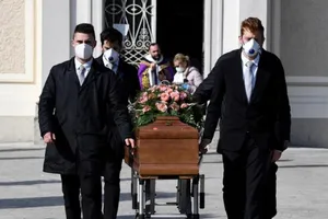 COVID-19 Ý: Vượt mốc 10.000 người chết, tính kéo dài phong tỏa