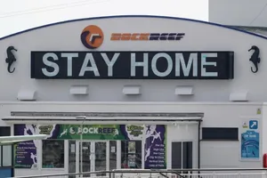 Một tấm biển ghi “STAY AT HOME” (hãy ở nhà) tại bến tàu biển Bournemouth ở Anh. Ảnh: GETTY