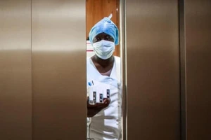 Một y tá tại phòng chăm sóc đặc biệt cho những nhân mắc COVID-19 ở Neuilly-sur-Seine, gần Paris (Pháp). Ảnh: EPA