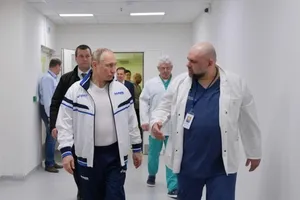 Tổng thống Nga Vladimir Putin (trái) và bác sĩ Denis Protsenko. 