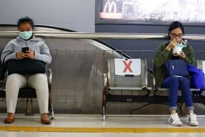 Hành khách giữ khoảng cách xã hội ở Jakarta, Indonesia. Ảnh: REUTERS