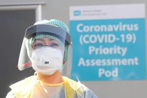 Một nữ y tá tại bệnh viện khu vực Antrim ở Bắc Ireland. Ảnh: Sky News