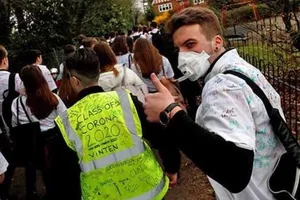 Học sinh Anh rời một trường trung học ở Odiham, tây London (Anh) khi các trường học đóng cửa do dịch COVID-19. Ảnh: AFP