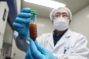 Một chuyên gia nghiên cứu phát triển vaccine ngừa COVID-19 ở Thượng Hải, Trung Quốc.