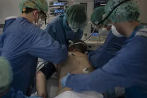 Cấp cứu một bệnh nhân COVID-19 tại đơn vị chăm sóc đặc biệt ở Tây Ban Nha.