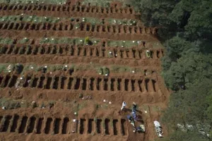 Các nhân viên nghĩa trang tiến hành chôn cất một thi thể tại nghĩa trang Vila Formosa ở Sao Paulo, (Brazil). Ảnh: AP