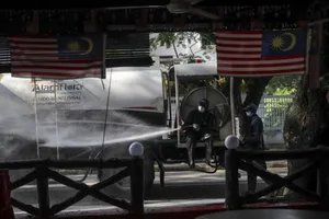 Khử trùng các con đường xung quanh thánh đường Hồi giáo Sri Petaling ở Kuala Lumpur (Malaysia). Ảnh: EPA-EFE