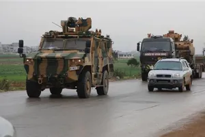 Đoàn xe quân sự Thổ Nhĩ Kỳ đi trên đường cao tốc nối tỉnh Idlib (Syria) với chốt biên giới Bab al-Hawa giữa Syria và Thổ Nhĩ Kỳ hôm 31-3.