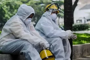 Nhân viên y tế nghỉ giải lao trong mọt cuộc xét nghiệm COVID-19 nhanh ở Bandung, tỉnh Tây Java của Indonesia. Ảnh: REUTERS