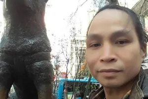 Ông Alixson Mangundok đi bộ ba ngày trời từ sân bay về nhà. Ảnh: Straits Times