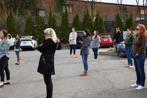 Người dân đứng giãn ra khi nghe Thị trưởng TP Washington DC Muriel Bowser thông báo về cách ứng phó COVID-19 của TP. Ảnh: AP