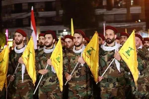 Các thành viên nhóm vũ trang Hezbollah diễu binh ở ngoại ô thủ đô Beirut (Lebanon). Ảnh: AFP