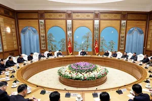 Nhà lãnh đạo Triều Tiên Kim Jong-un (giữa) chủ trì một cuộc họp của Bộ chính trị nước này tại Bình Nhưỡng hôm 11-4.