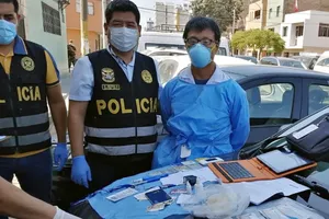 Người đàn ông Trung Quốc tên Zhang Tianxing (phải) bị bắt tại Lima (Peru) hôm 12-4. Ảnh: AFP