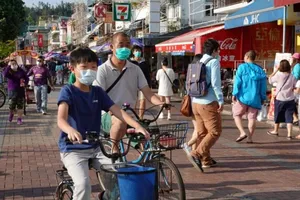 Người dân đeo khẩu trang ở đảo Cheung Chau của Hong Hong. Ảnh: REUTERS