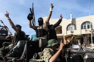 Các lực lượng ủng hộ GNA ăn mừng sau khi kiểm soát các TP Sabratha và Surman từ lực lượng của Tướng Haftar.