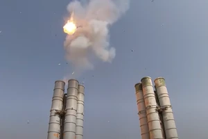 Hệ thống S-400 khai hỏa diệt tên lửa mô phỏng vũ khí hiện đại của kẻ thù.