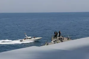 11 tàu Iran bị tố dàn trận bao vây tàu Mỹ ở vịnh Ba Tư