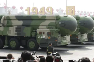 Xe quân sự chở tên lửa đạn đạo xuyên lục địa DF-41 đi qua Quảng trường Thiên An Môn ở Bắc Kinh, Trung Quốc tháng 10-2019. 