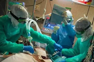 Các nhân viên y tế tham gia điều trị một bệnh nhân COVID-19 tại phòng chăm sóc tích cực ở bệnh viện Povisa ở Vigo, tây bắc Tây Ban Nha. 