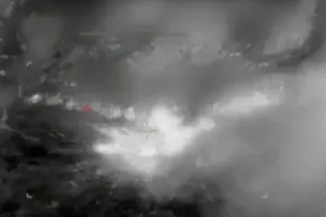 Ảnh cắt từ video khoảnh khắc tiêm kích F-15 của Mỹ không kích nơi ẩn náu của IS ở Iraq.