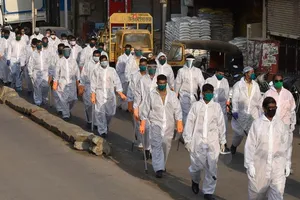 Lực lượng cảnh sát tuần hành qua khu phố Kandivali ở Mumbai, Ấn Độ trong thời gian phong tỏa toàn quốc. Ảnh: GETTY