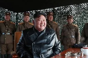 Nhà lãnh đạo Triều Tiên Kim Jong-un giám sát một vụ phóng thử tên lửa hồi tháng 3. Ảnh: KCNA