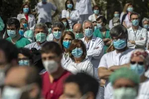 Các nhân viên y tế dành một phút mặc niệm tưởng nhớ BS Joaquin Diaz – trưởng khoa phẫu thuật của Bệnh viện La Paz ở Madrid (Tây Ban Nha) đã qua đời vì COVID-19. Ảnh: AP