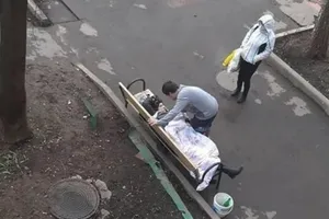 COVID-19: 1 phụ nữ Nga chết trên ghế ngay sau khi xuất viện