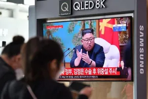 Người dân Hàn Quốc theo dõi một bản tin liên quan tới lãnh đạo Triều Tiên Kim Jong-un tại một nhà ga ở Seoul. Ảnh: AFP
