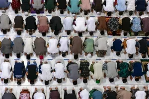 Một buổi cầu nguyện buổi tối đánh dấu đêm đầu tiên của tháng ăn chay Ramadan của đạo Hồi ở Indonesia hôm 23-4. Ảnh: AP