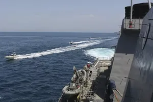 Hải quân Mỹ công bố hình ảnh các tàu tấn công nhanh của Iran áp sát các tàu quân sự Mỹ ở vịnh Ba Tư gần Kuwait hôm 15-4. Ảnh: AP