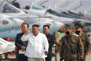 Ông Kim Jong-un thị sát đơn vị phòng không, không quân của Triều Tiên vào đầu tháng 4. Ảnh: KCNA.