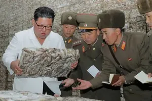 Nhà lãnh đạo Triều Tiên Kim Jong-un thị sát một cơ sở chế biến cá ở Triều Tiên năm 2019. Ảnh: KCNA