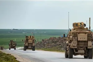 Một đoàn xe quân sự Mỹ di chuyển ở ngoại ô tỉnh Hasakah, đông bắc Syria hôm 3-4. Ảnh: AFP