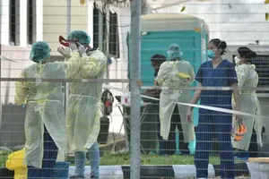 Các nhân viên y tế tại ký túc xá Tampines dành cho lao động nước ngoài ở Singapore. Ảnh: CNA