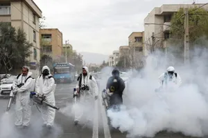 Xịt khử trùng ngăn COVID-19 trên các con đường ở Tehran (Iran). Ảnh: REUTERS